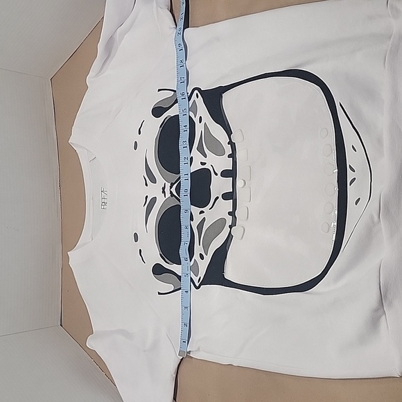 Freeze, Size M White Sweatshirt, Skull Print with Clear Pocket for Mouth.  NWOT - Picture 5 of 9